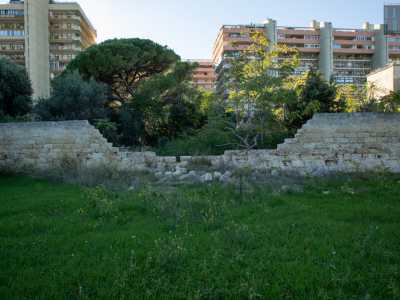 Da questo punto possiamo andare a visitare il giardino interno alla masseria, in cui entriamo sfruttando un�apertura del muro